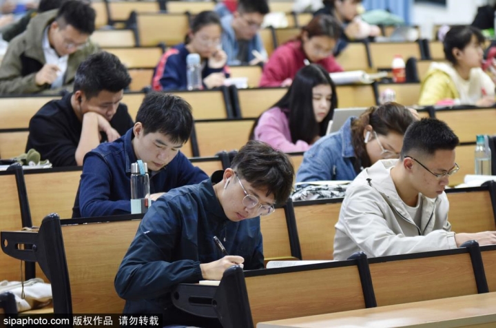 Bằng cử nhân mất giá, sinh viên Trung Quốc đổ xô thi cao học